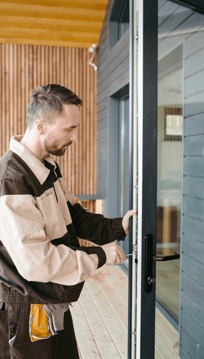 Cerrajero profesional reparando cerradura de puerta