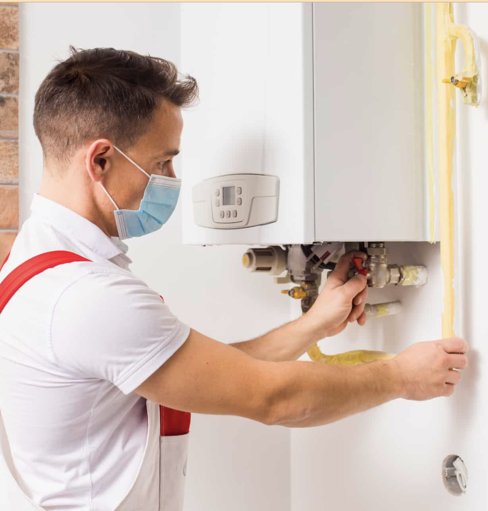 Fontanero profesional reparando caldera y tuberias